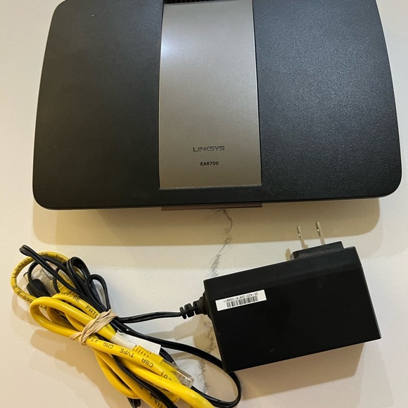 Linksys EA6700 Router - Picture 1 of 6